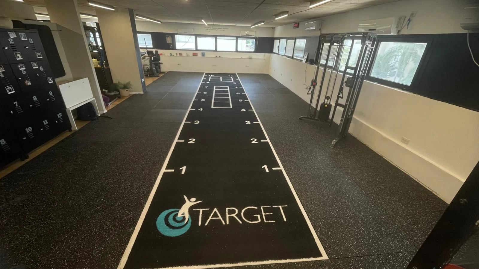 מסלול דשא ממותג בלוגו TARGET במכון טרגט